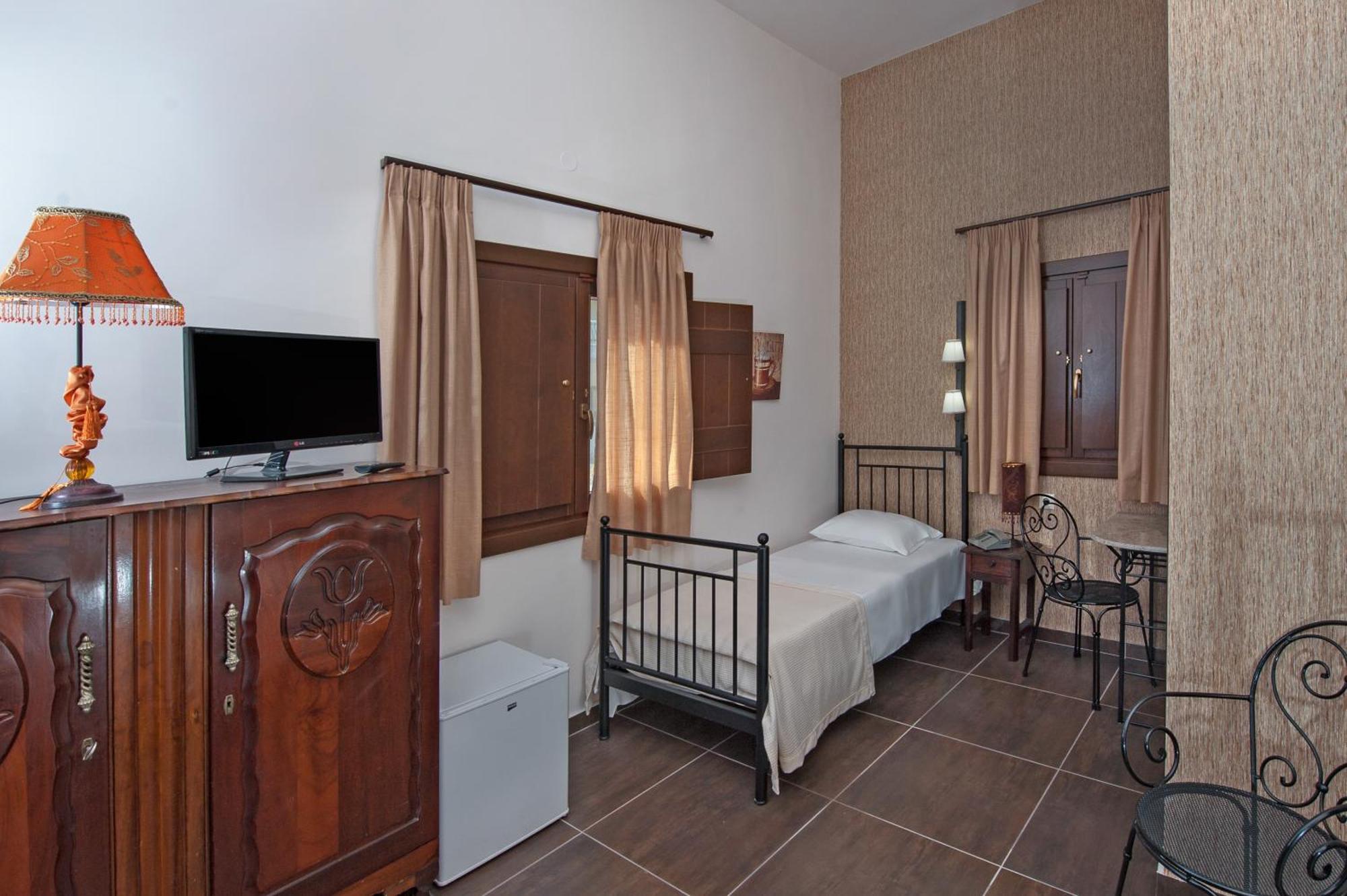 Polys Guest House Katachás Buitenkant foto