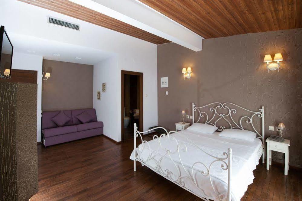 Polys Guest House Katachás Buitenkant foto